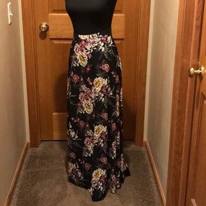 Women’s Roaman’s Black Floral Maxi Skirt Size 12